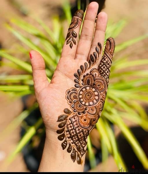 Henna designer available 3