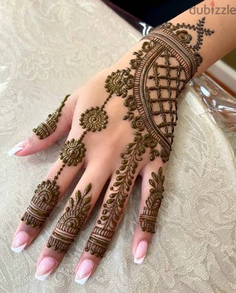 Henna designer available 4