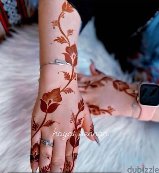 Henna designer available 5