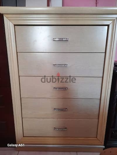 chest of drawers