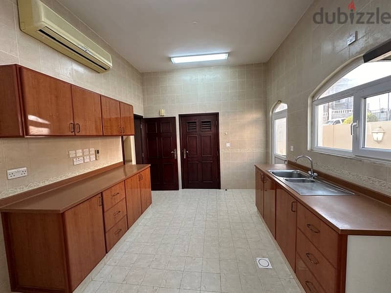 beautiful 3 bedrooms villa in madinat al_sultan Qaboos 10