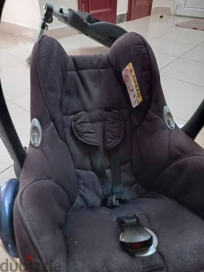 maxi-cosi baby car seat with isofix base and built in sun shade