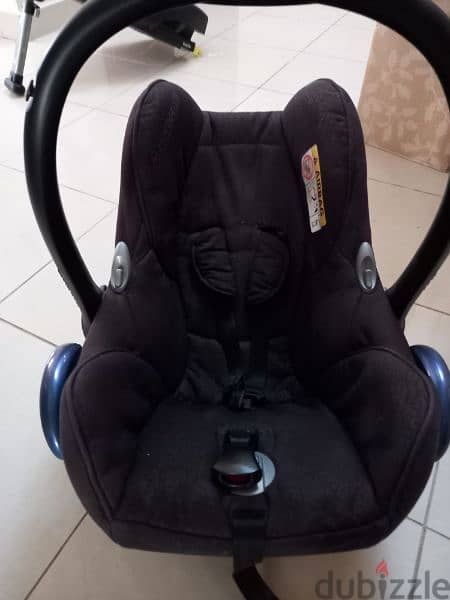 maxi-cosi baby car seat with isofix base and built in sun shade 2