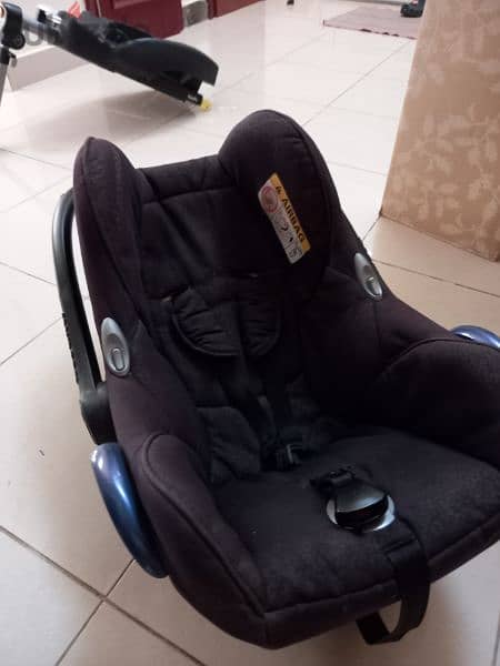 maxi-cosi baby car seat with isofix base and built in sun shade 3