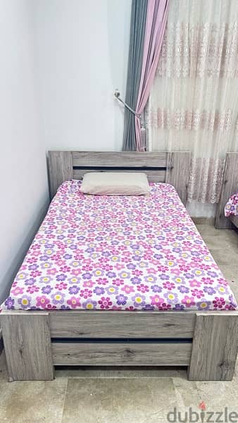 اثاث غرفة نوم للبيع - Two single beds for sale 3