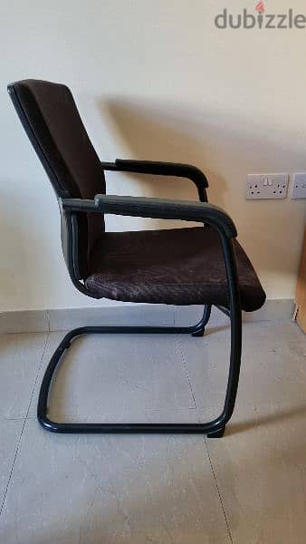 Comfortable office chair with sturdy back rest 1
