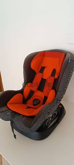 car seat Juniors brand like new. مقعد سيارة للأطفال مستعمل قليل