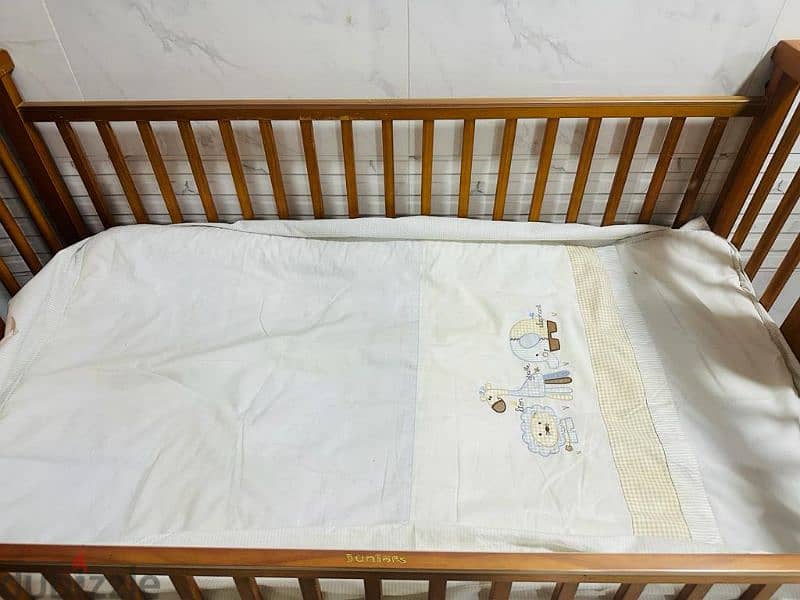 baby's crib from juniors 2