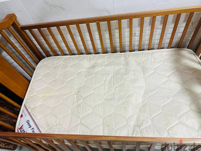 baby's crib from juniors 3