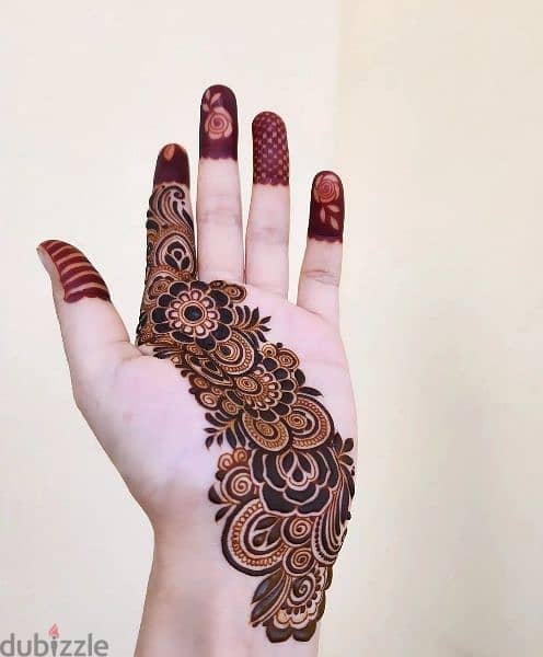 Henna artist & henna cones 3