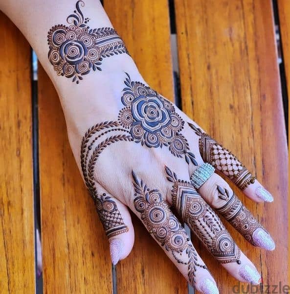 Henna artist & henna cones 2