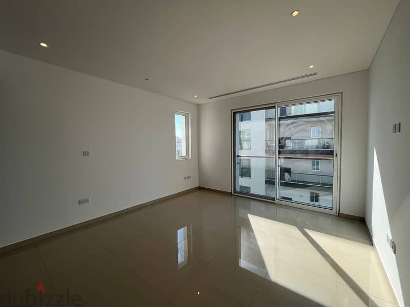 4 BR Incredible Apartment in Al Mouj for Rent 8