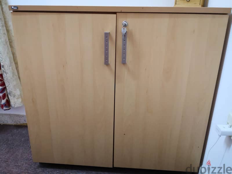 Side cupboard in excellent condition 1