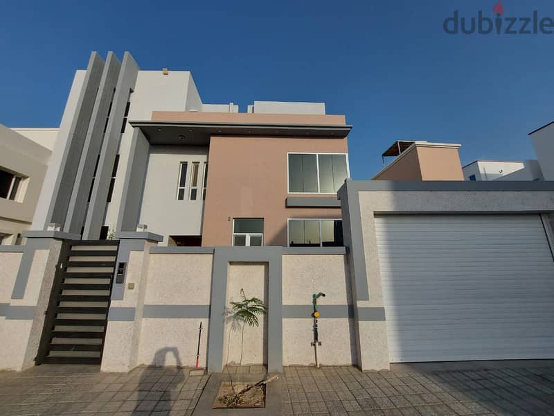 3 BR Luxury Penthouse Apartment in Al Hail North for Rent 0