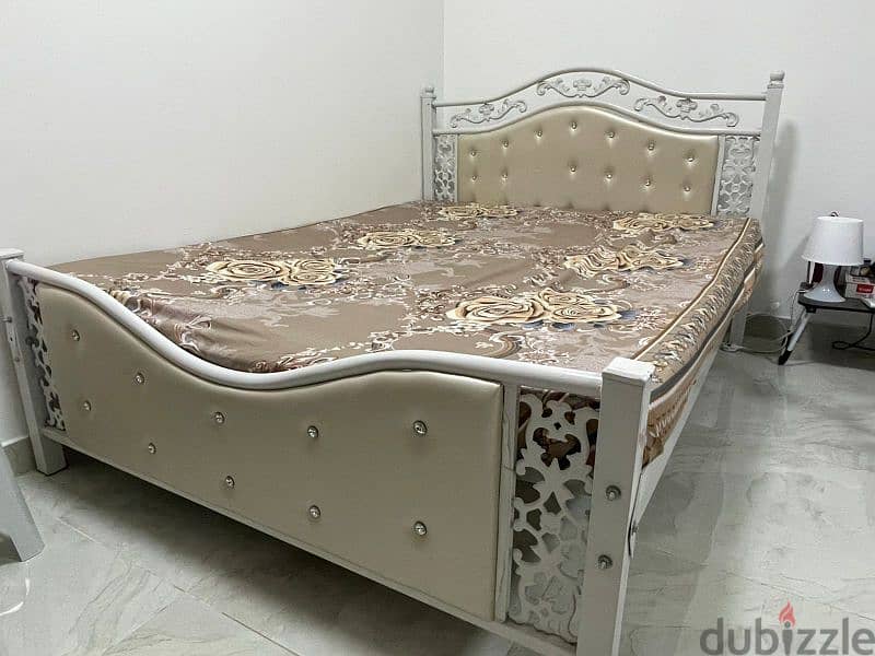 Bed Queen Size 2