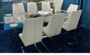 8 seater glass dining table in good condition