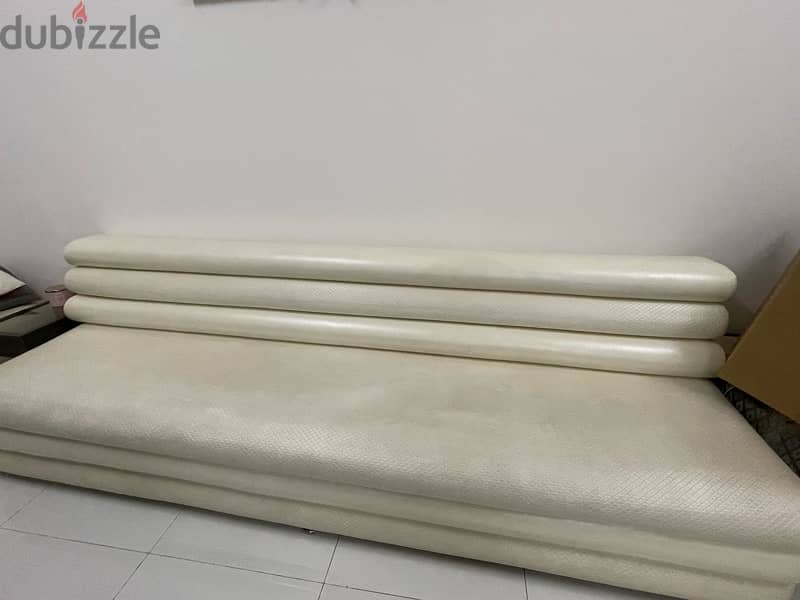 3 long leather sofas ٣ صوفات جلد 1