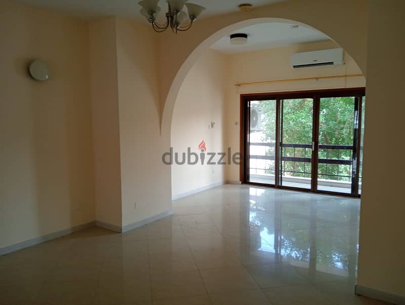 4BHK villa with huge lawn, in peace and quiet location - Madinat Ellam 0