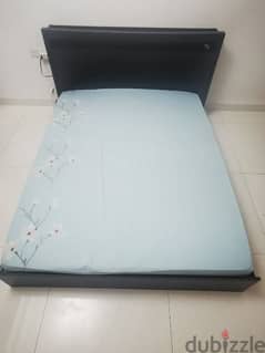queen size bed in good condition 0