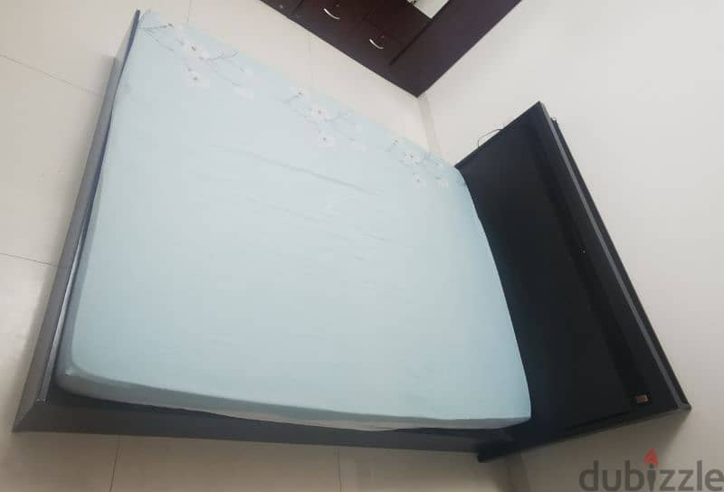 queen size bed in good condition 1