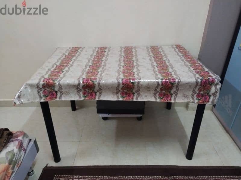 dining table with out chairs in good condition 1
