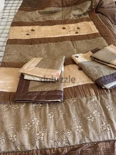 King Bed Spread with 4 pillow covers(PRICE REDUCED)