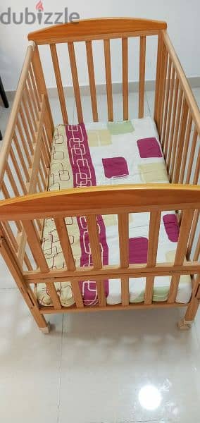 baby bedset with wheels with good condition 2