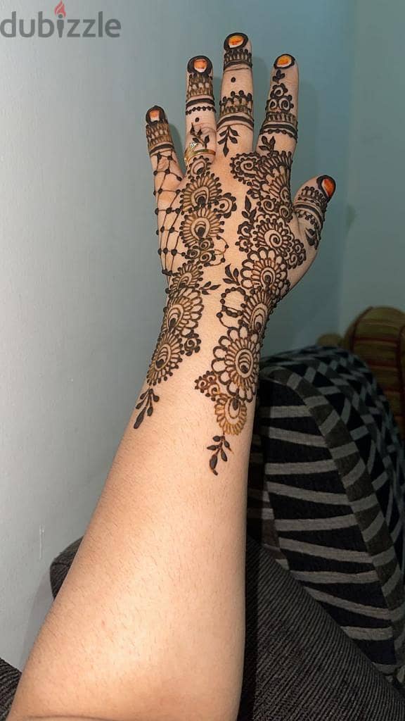 Henna applying 1