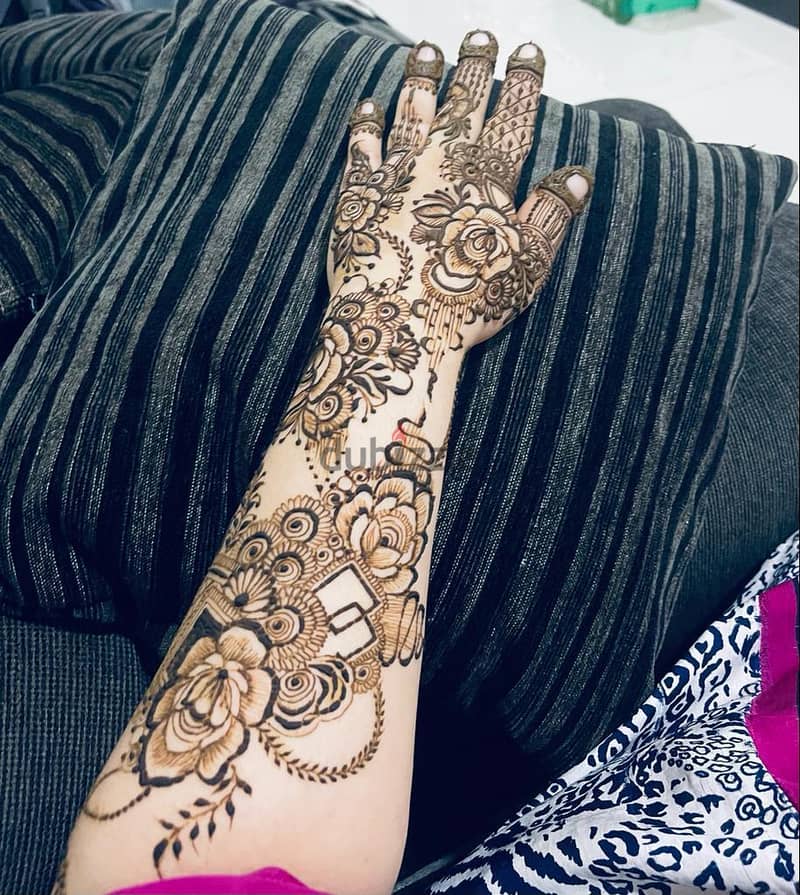 Henna applying 2