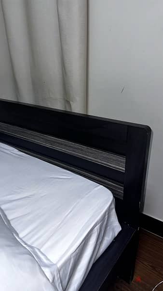 Queen bed for sale كرفايه/سرير للبيع 4