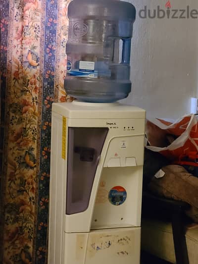 Pedestal water dispenser