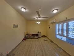 غرفة نظيفة و جديدة للايجارللموظفين العمانيين في القرم شامل