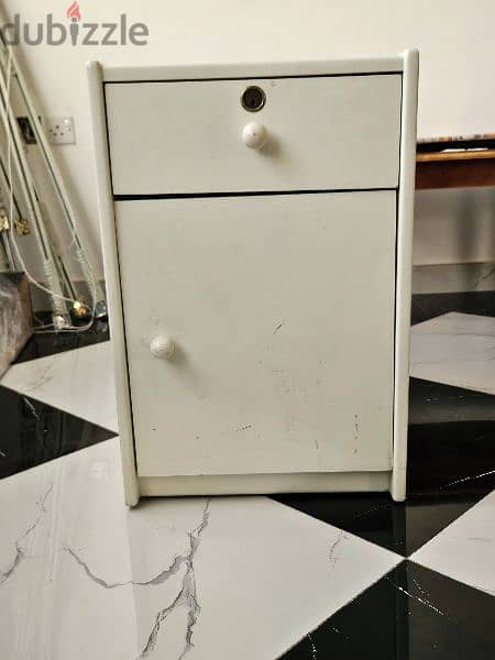 White side table in perfect condition. Assured gift on visit 0