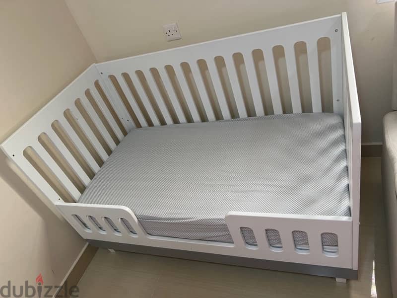 JUNIORS BABY BED(3 LEVELS)WITH MATTRESS AVAILABLE FOR URGENT SALE 0