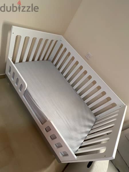 JUNIORS BABY BED(3 LEVELS)WITH MATTRESS AVAILABLE FOR URGENT SALE 1
