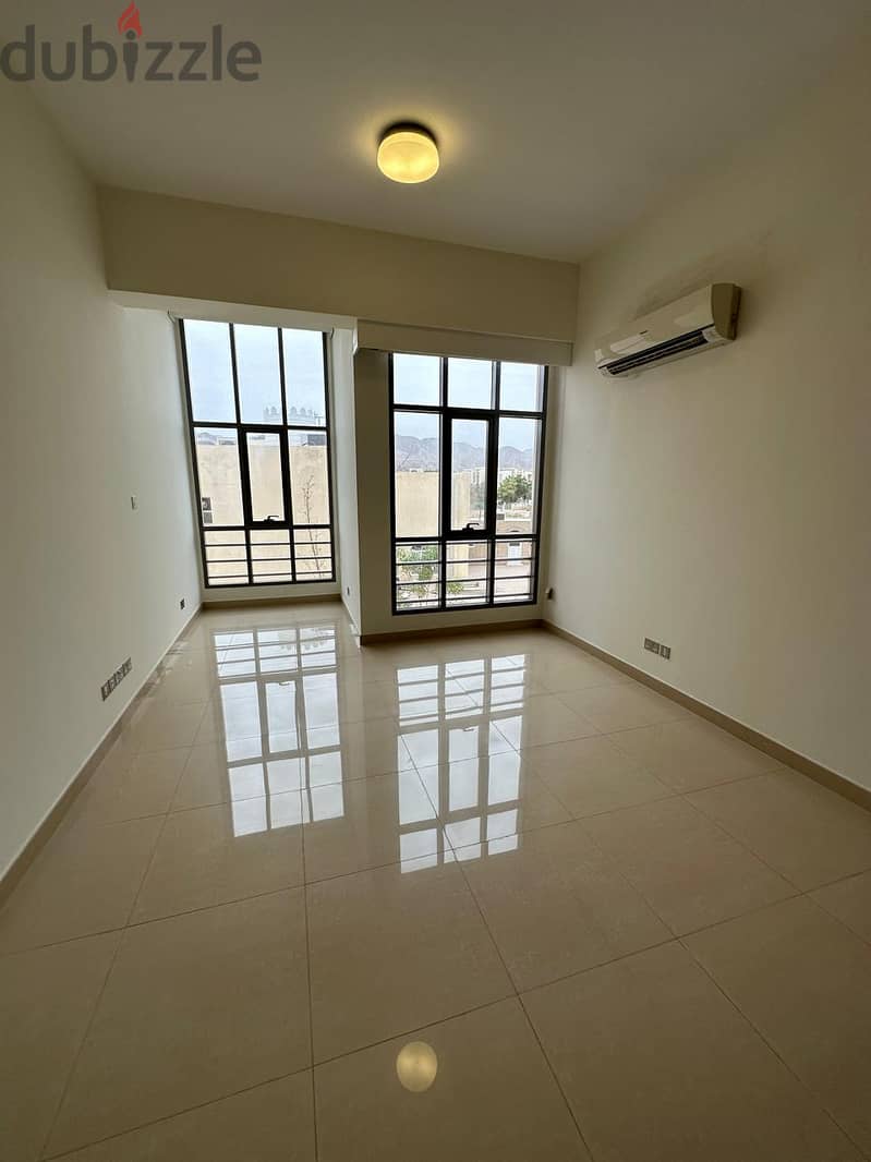 3Ak3-Luxurious 5BHK Villa for rent in Madinat S. Qabous near British Sc 3