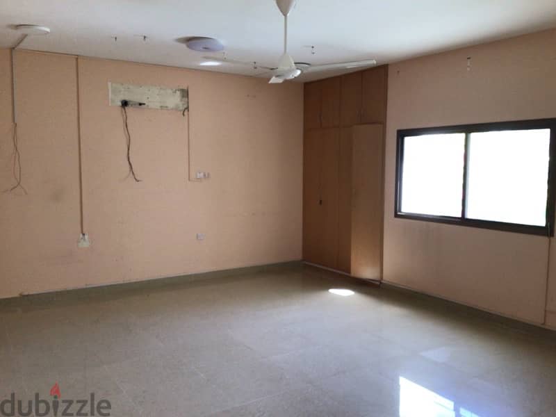 A huge 4 bhk flat for rent in mumtaz area ruwi 12