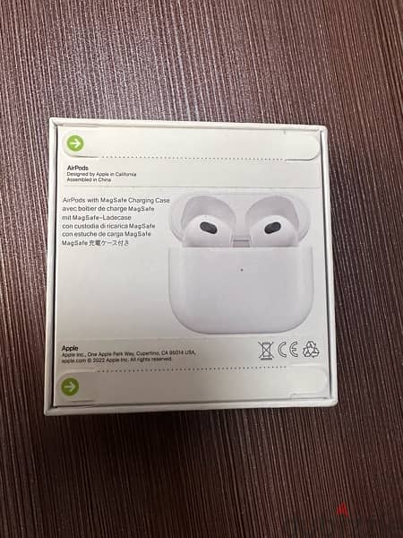 Apple AirPod with MagSafe Charging Case 1