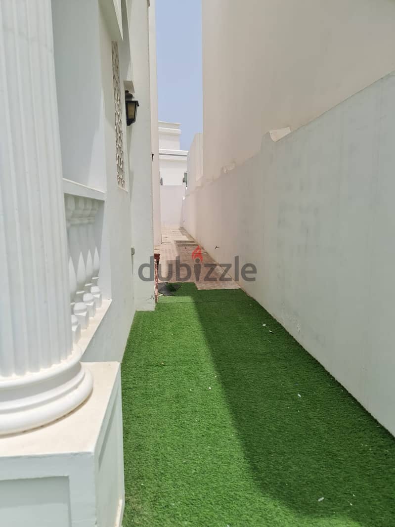 6AK4-Luxury Commercial villa located in Qurom 10