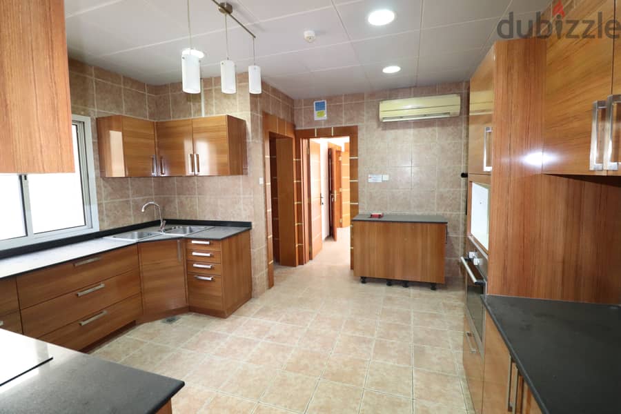 5 bedroom villa for Sale in Madint Al Sultan Qaboos. 1