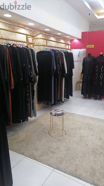 محل بيع العبايات و خياطة ملابس النسائية للبيع 1