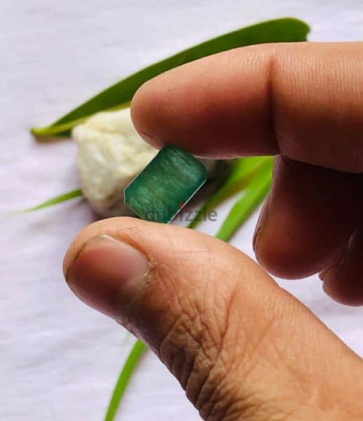 حجر زمرد زامبي طبيعي مع شهادة المختبر natural zambian emerald 1