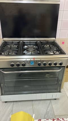 5 Burner gas cooker with Electeic oven. |Oven is sparingly used