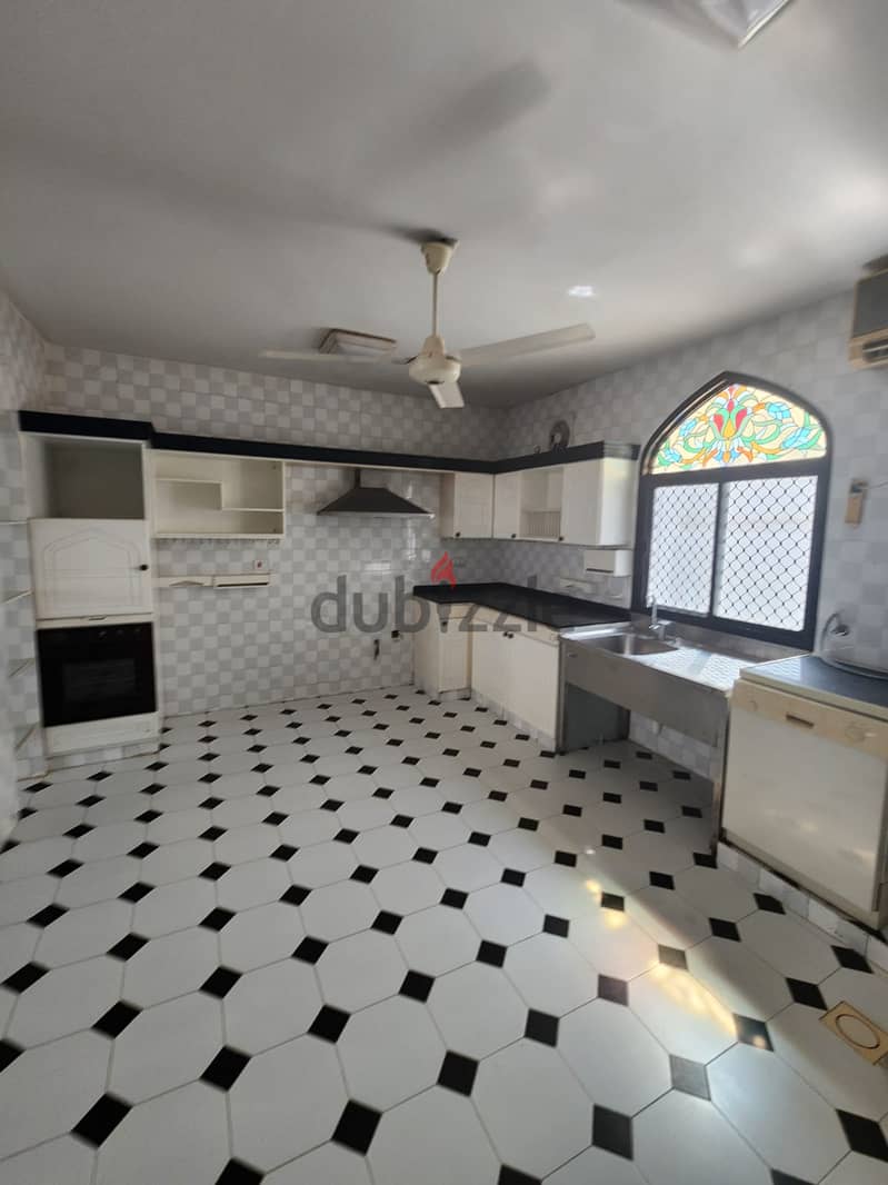 6AK8-Standalone 4bhk Villa for rent facing the beach in Qurom. فيلا مس 18