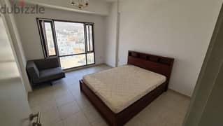 للبيع شقة مكونه من ٣ غرف نوم ومجلس في مدينة السلطان قابوس