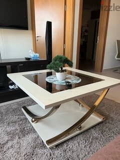 luxurious coffee table in good condition 0