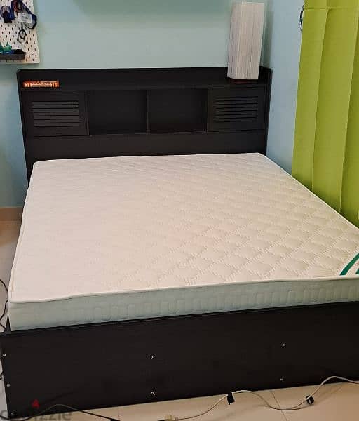queen size bed with matress 2