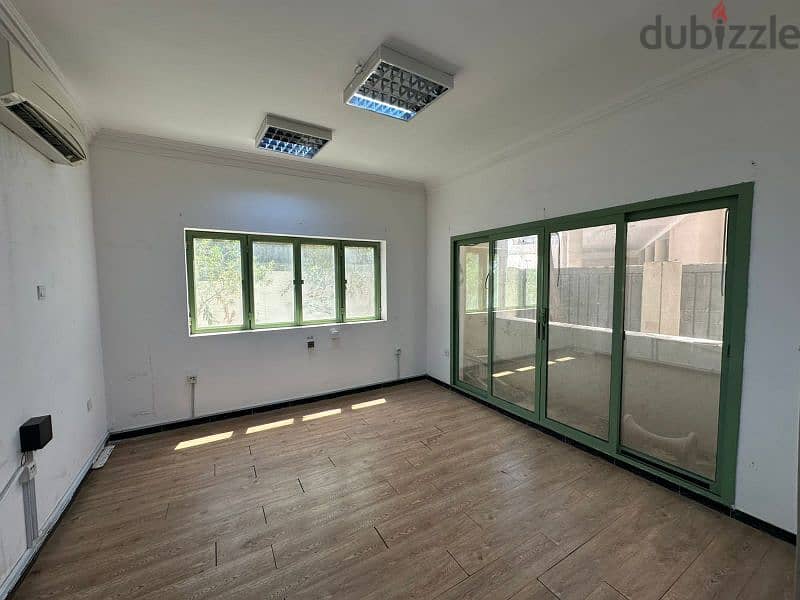 Apartment in a great location in Qurum, including electricity and wate 10