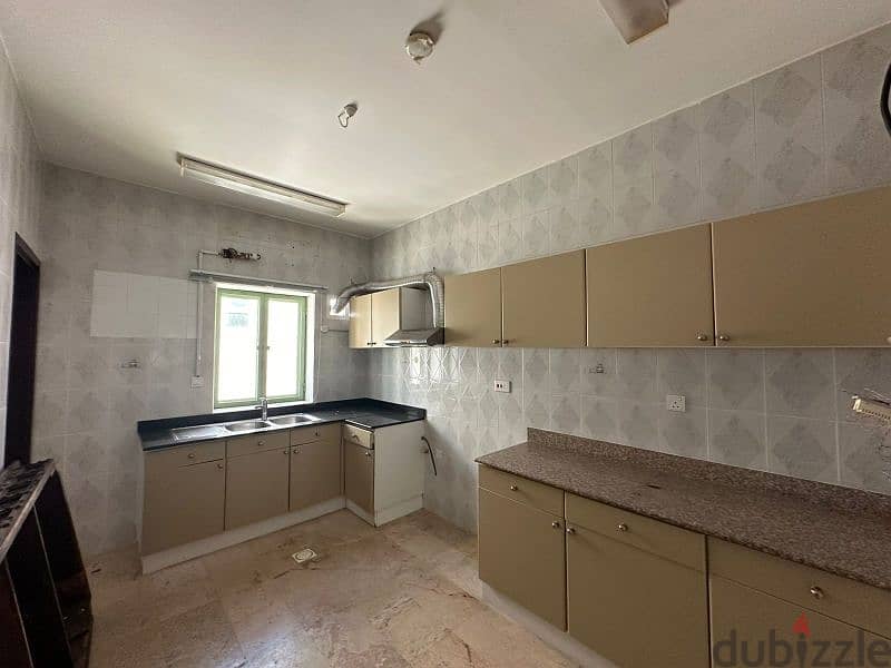 Apartment in a great location in Qurum, including electricity and wate 12