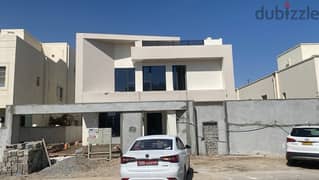 منزل جديد للبيع مرحلة التشطيبات في المعبيلة السادسة جنب جامع الجليل